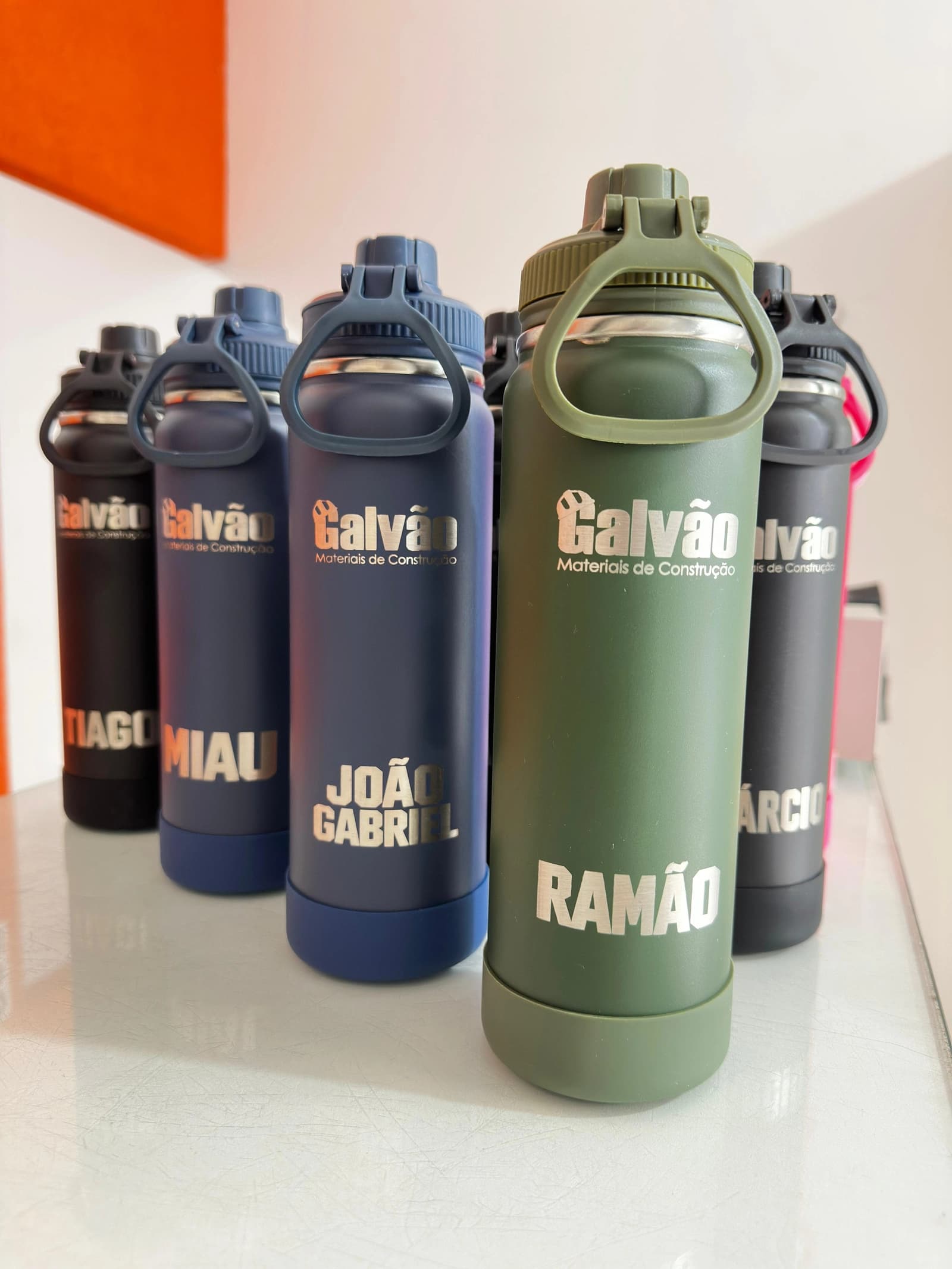 Garrafa Térmica com Alça Verde militar